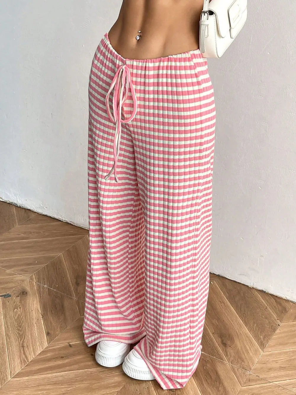 L'ADM – Pantalon Rayé à Jambes Larges et Ceinture