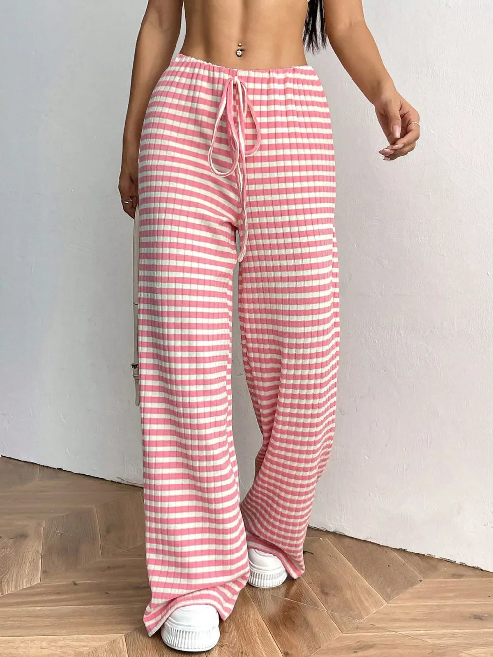 L'ADM – Pantalon Rayé à Jambes Larges et Ceinture