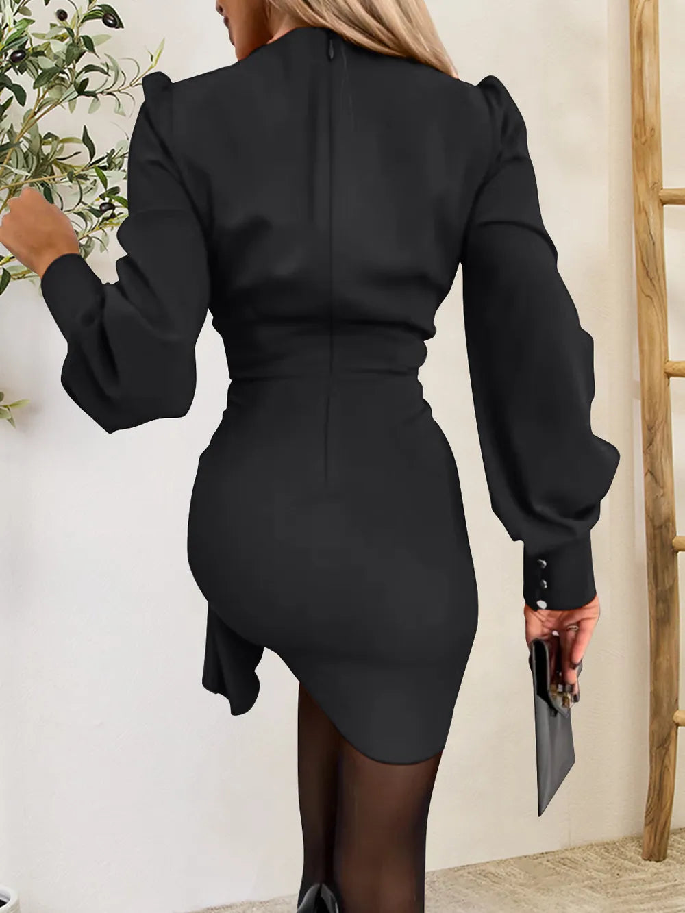 L'ADM – Mini-Robe Élégante à Décolleté Croisé